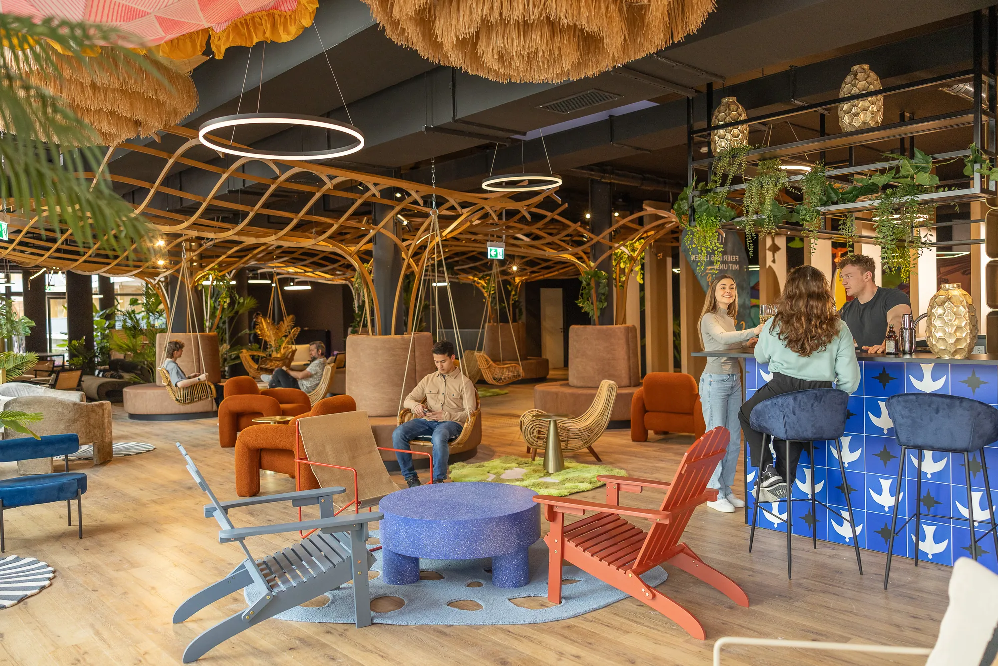 i Live Frankfurt — residents in the community lounge